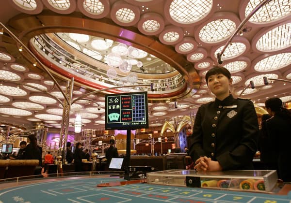 Macau gaming worker salaries rise 4.6% to $3,580 in June